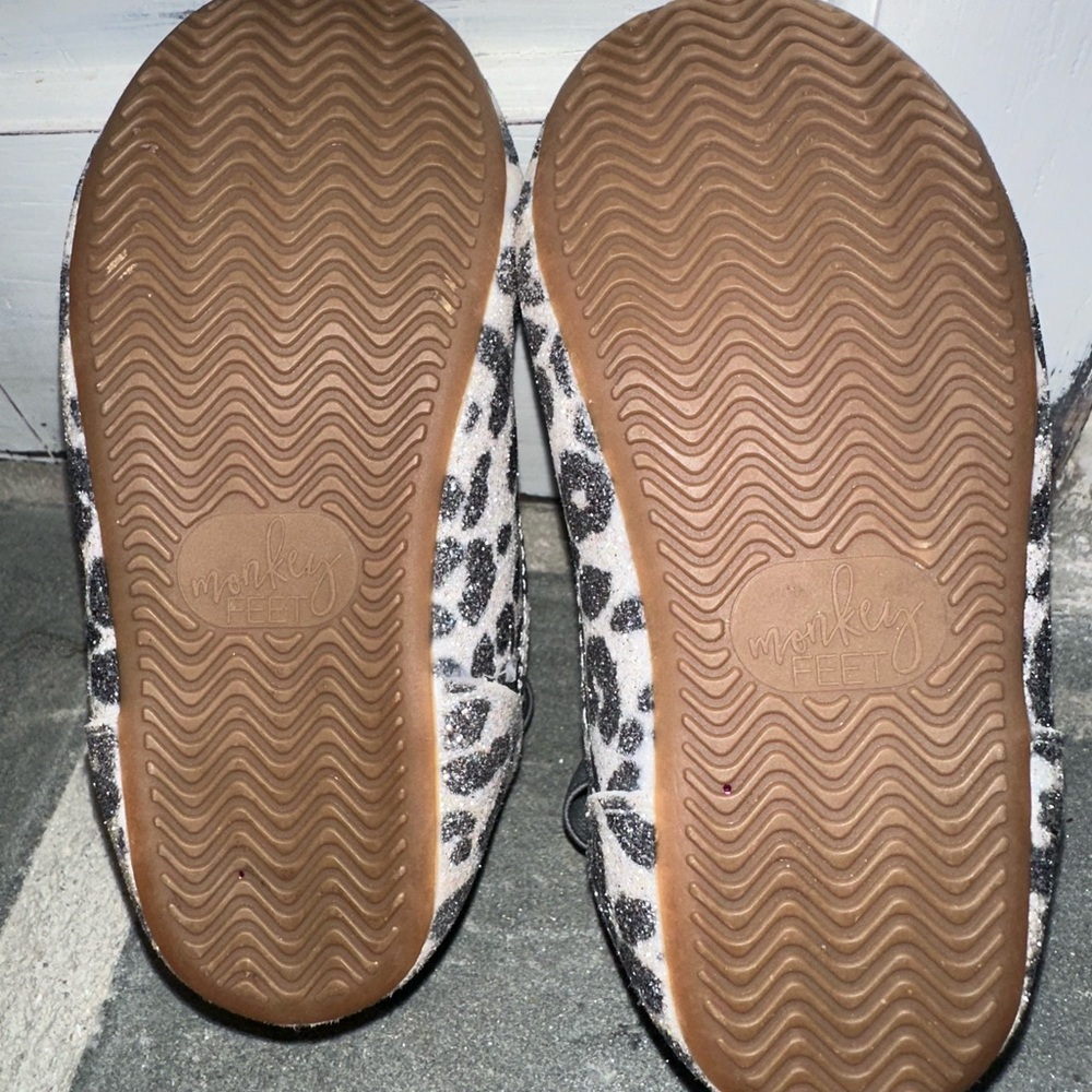 Monkey Feet Glitter Gray Leopard Print Stylish Leather Strap & Bow Slide’s - Picture 6 of 9